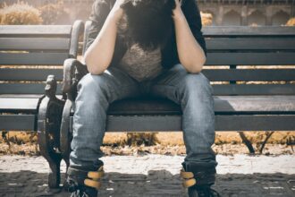 découvrez les causes et les solutions pour soulager la douleur de la mâchoire. informez-vous sur les traitements possibles et les conseils pratiques pour améliorer votre confort au quotidien.