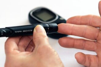 découvrez tout ce qu'il faut savoir sur le mallet finger, une blessure courante du doigt. apprenez à identifier les symptômes, à comprendre les causes et à explorer les options de traitement pour une guérison optimale.