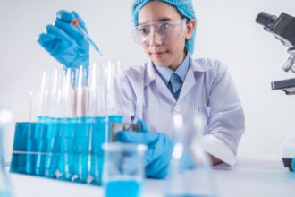 découvrez le peeling chimique, une technique de soin de la peau qui favorise le renouvellement cellulaire, élimine les imperfections et revitalise votre teint pour une peau radieuse et éclatante de santé.