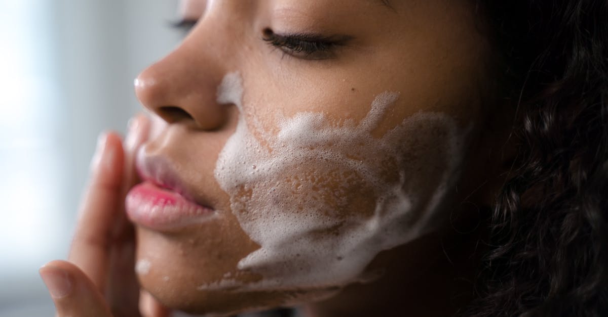 découvrez notre nettoyant doux pour le visage, formulé pour éliminer les impuretés tout en préservant l'hydratation naturelle de votre peau. idéal pour tous les types de peau, ce nettoyant apaisant laissera votre visage frais et radieux.