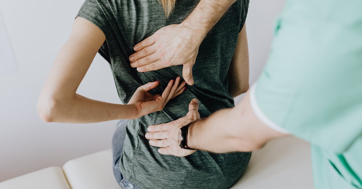découvrez les habitudes à adopter pour soulager et prévenir les douleurs lombaires. apprenez comment une bonne posture, des exercices adaptés et des choix de mode de vie peuvent améliorer votre santé du dos et réduire les inconforts liés au mal de dos.