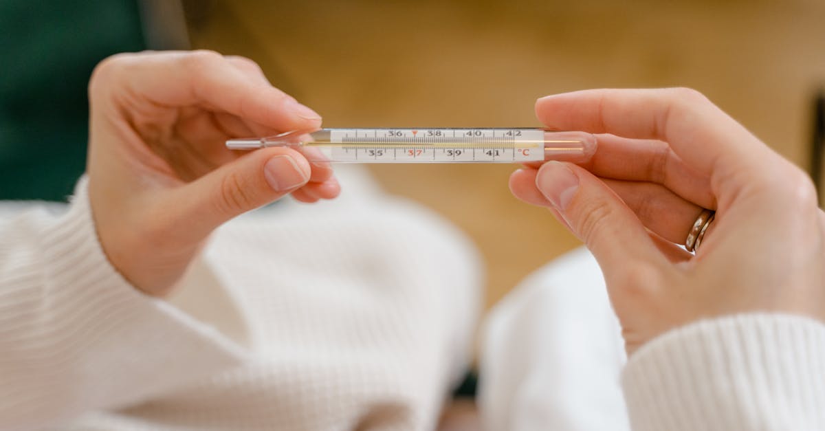 découvrez les causes et les implications de la fièvre postopératoire. apprenez à identifier les symptômes, à gérer la situation et à comprendre les soins nécessaires après une intervention chirurgicale.