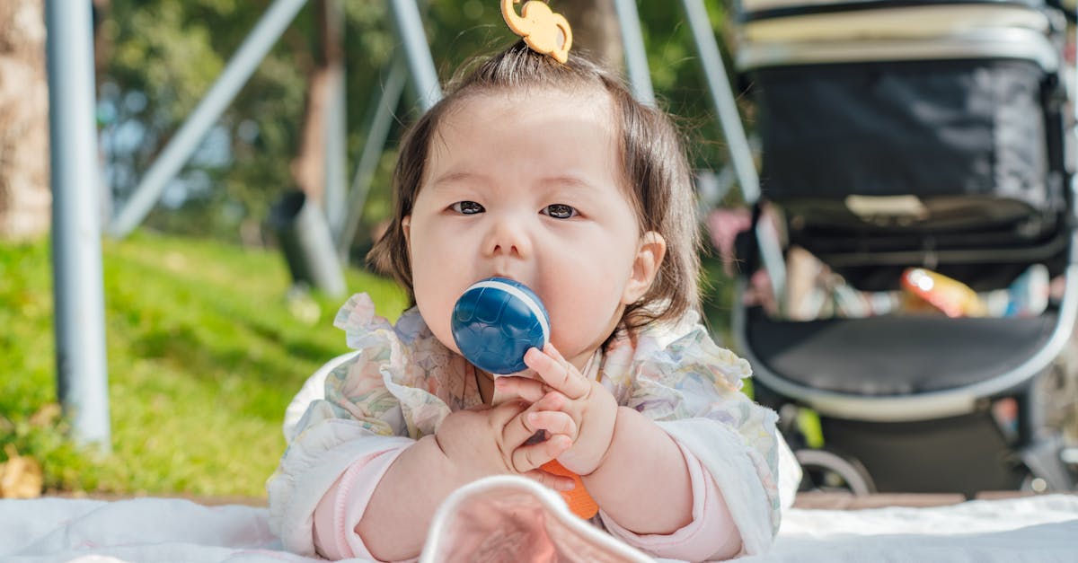 découvrez tout ce qu'il faut savoir sur la croissance des dents de bébé : symptômes, astuces pour apaiser la douleur et conseils pour accompagner votre enfant durant cette étape délicate.