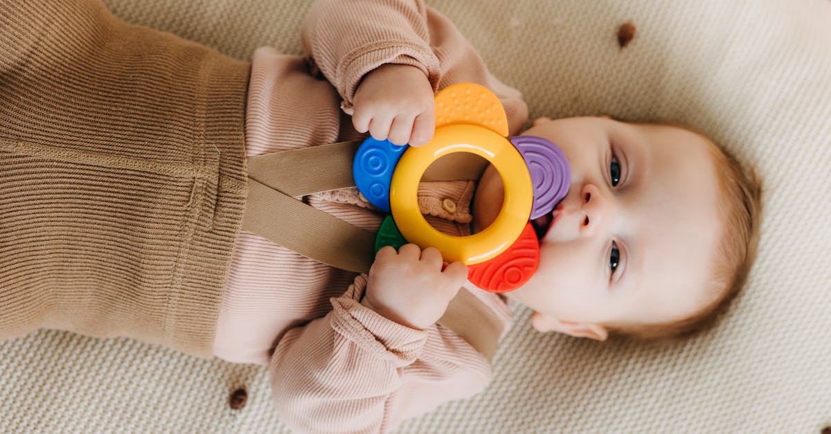 découvrez tout ce qu'il faut savoir sur la poussée dentaire : conseils pratiques, astuces pour apaiser les douleurs, et recommandations de produits pour accompagner votre bébé pendant cette étape cruciale de son développement.